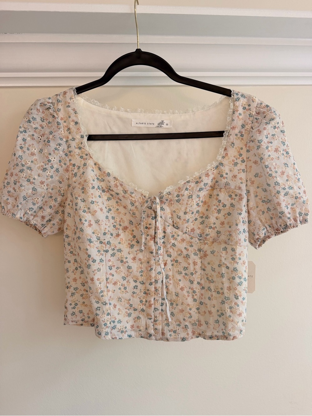 Altard’state Floral Puff-Sleeve Crop Top in Cream